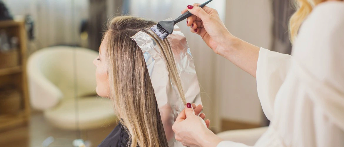 Koloryzacja włosów z użyciem folii wykonywana pędzelkiem w salonie fryzjerskim