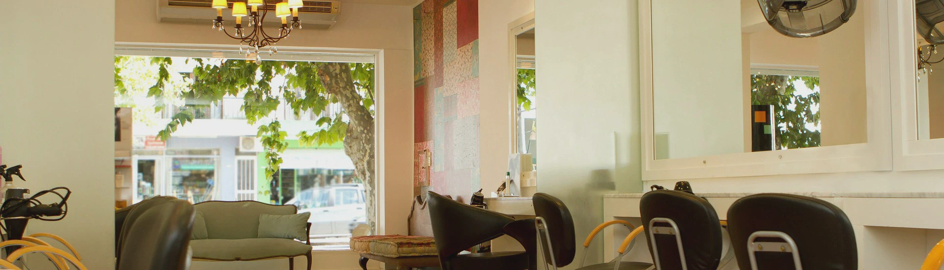 Wnętrze salonu fryzjerskiego z fotelami i lustrami